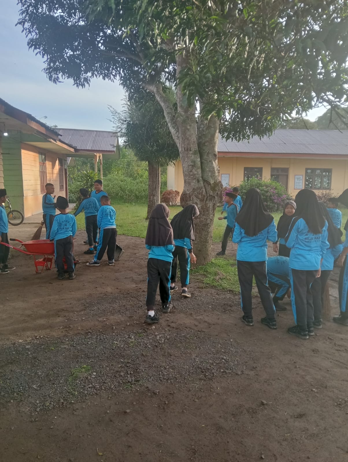 GOTONG ROYONG  SDN 14 SILIH NARA