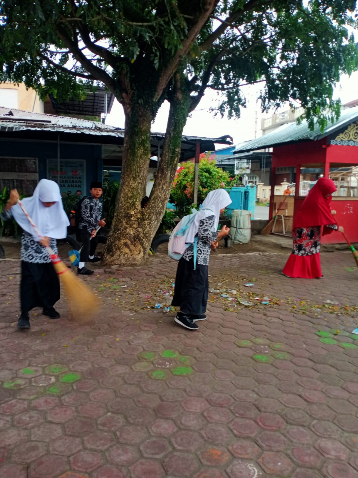Gotong Royong Bersama Siswa-siswi dan Guru di Lingkungan SD Negeri 8 Kebayakan
