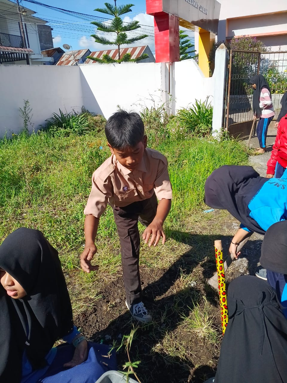 Gotong royong di SMPS 1001 TAKENGON 