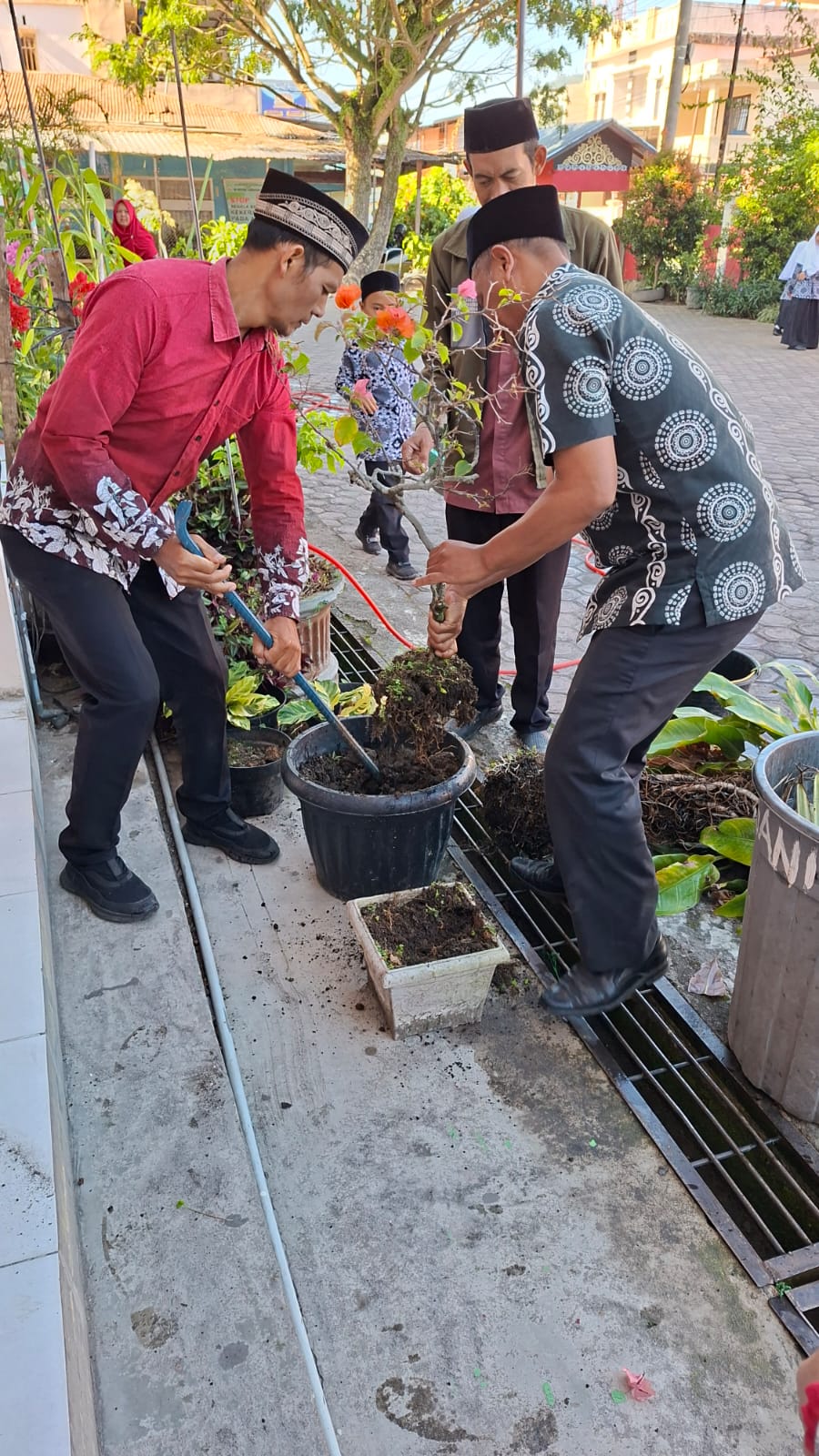 Gotong Royong Bersama Siswa-siswi dan Guru di Lingkungan SD Negeri 8 Kebayakan